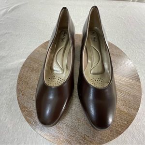 SOFT STYLE ANGEL II WOMEN’S LOW HEEL PUMP SIZE: 9.5 WIDE COLOR: BROWN SMOOTH